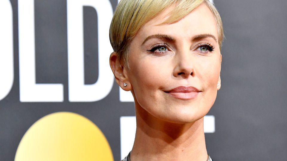 Charlize Theron: Spektakulärer Netzkleid-Auftritt