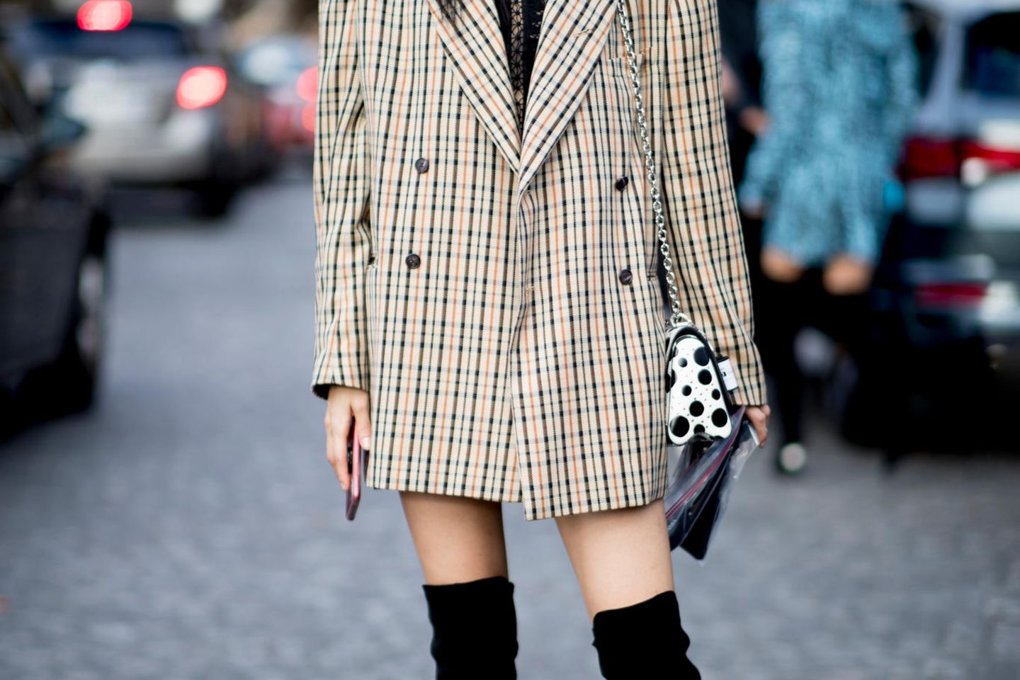 Overknee-Stiefel: Streetstyle mit schwarzen Overknee-Stiefeln zum oversized Blazer