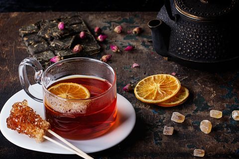 Rooibos Tee: Tee in Tasse mit getrockneter Orange