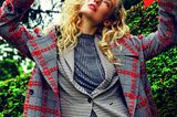 Karomuster: Stylingtipps für den Modetrend 2020: Mantel mit breitem Revers über Blazer