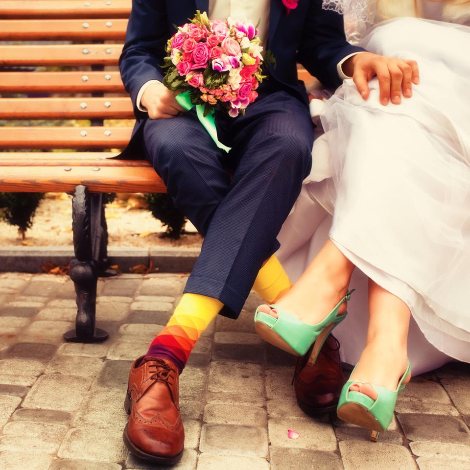 Hochzeits-Trend "Friedding": Ein BRautpaar auf einer Bank