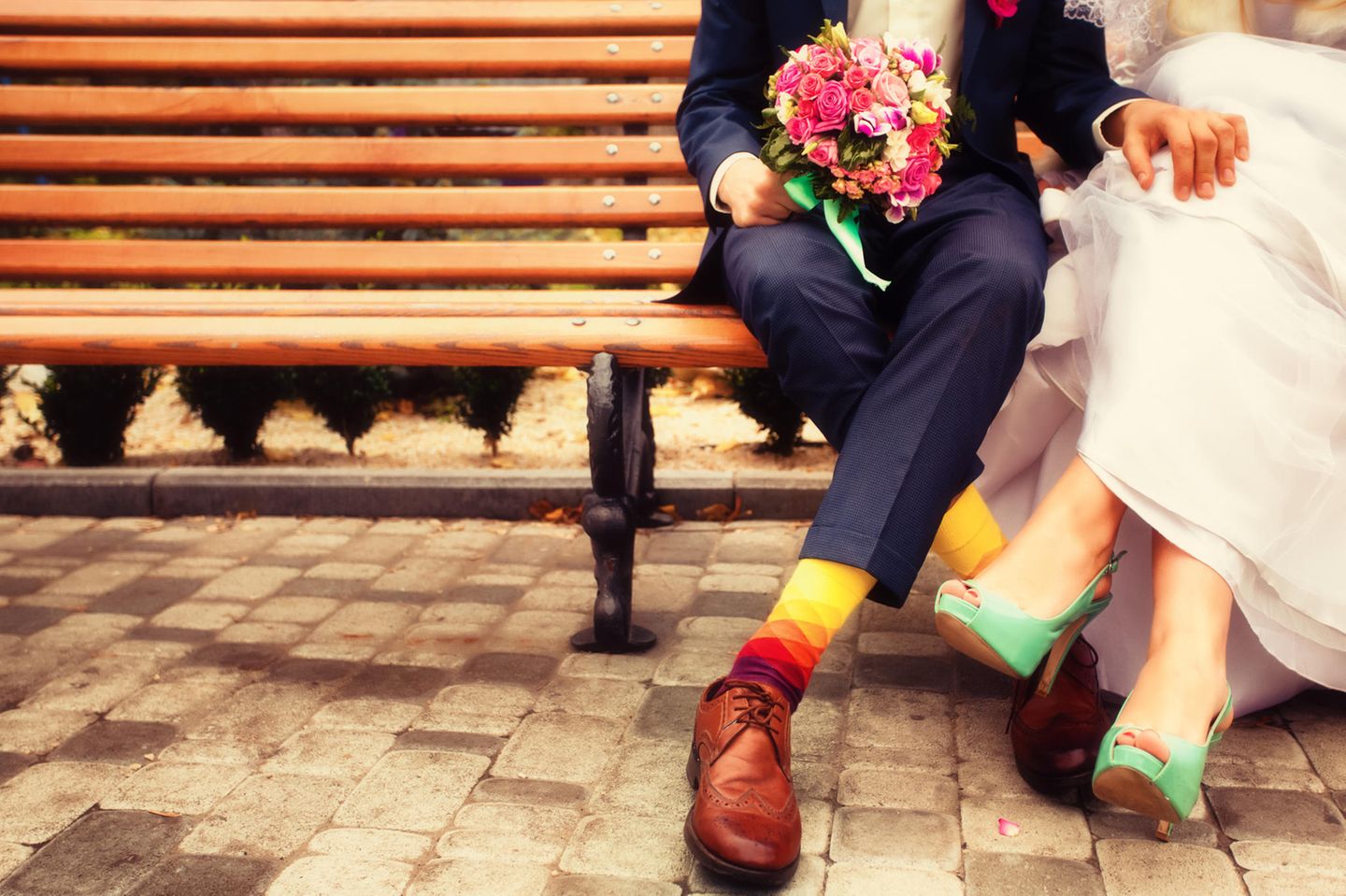 Hochzeits-Trend "Friedding": Ein BRautpaar auf einer Bank