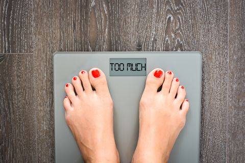 Abnehmen: Frau auf der Waage - Diät
