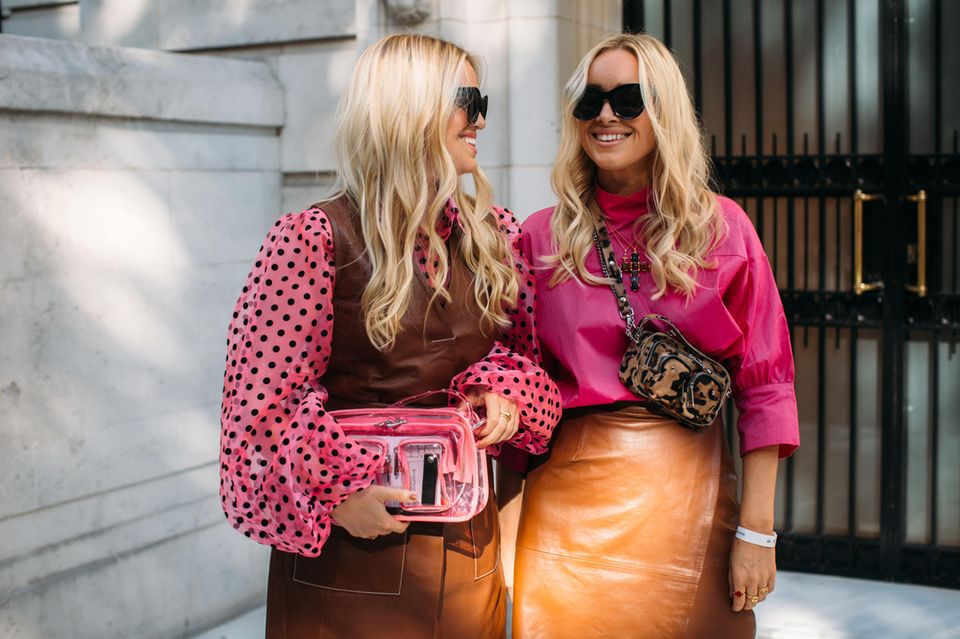 Organza-Puffärmel: Zwei blonde Frauen, die eine trägt eine pinke Bluse mit Organza-Puffärmeln und Polka-Dots