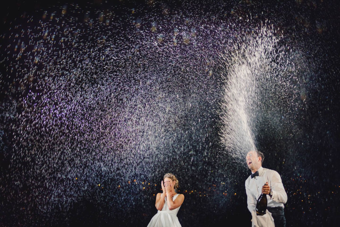 Die besten Hochzeitsfotos der Welt von 2019: Brautpaar Champagnerdusche