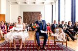 Die besten Hochzeitsfotos der Welt von 2019: Hochzeitspaar neben Kind