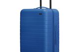 Pantone Trendfarbe 2020: blauer Carry-On Koffer von AWAY