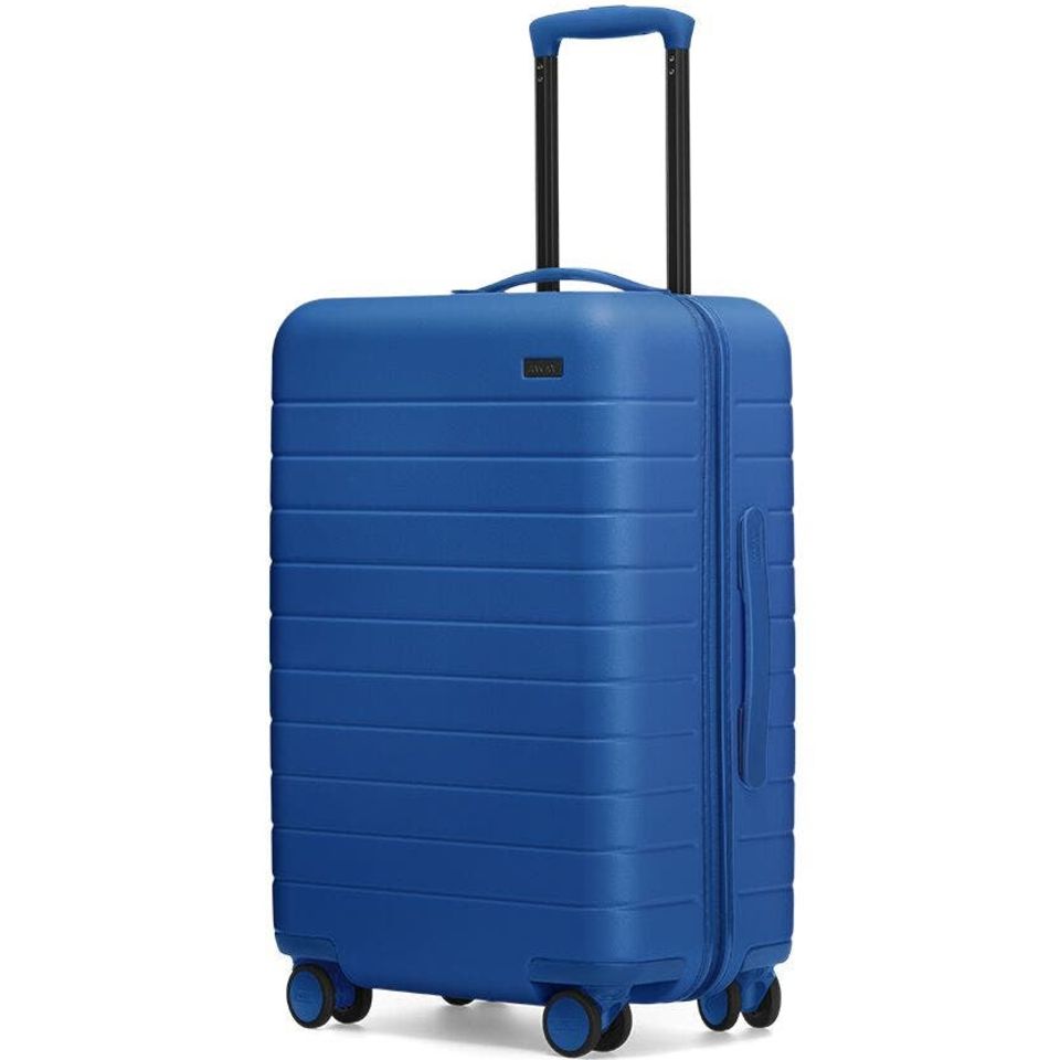Pantone Trendfarbe 2020: blauer Carry-On Koffer von AWAY