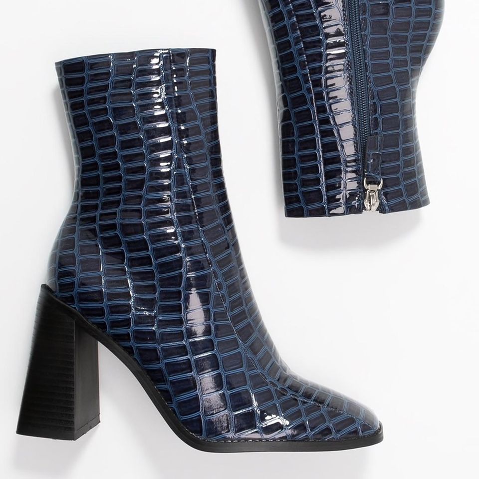 Pantone Trendfarbe 2020: High Heel Stiefelette in blauem Kroko-Effekt von RAID