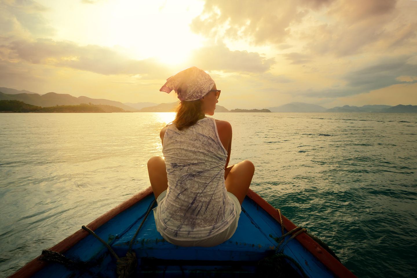 Lebenstraum: Eine junge Frau auf einem kleinen Boot in einem See