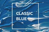 Pantone Trendfarbe 2020: Pinselstriche in der Trendfarbe "Classic Blue"