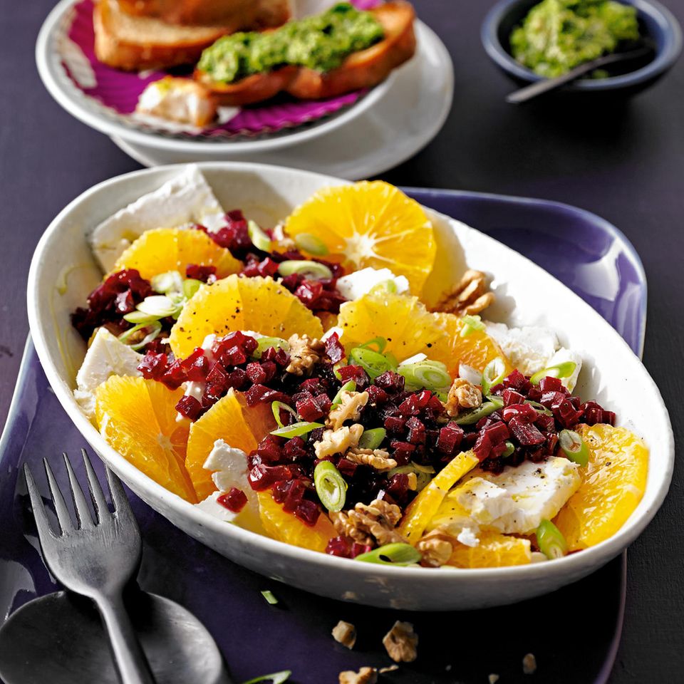 Orangensalat mit Rote Bete, Feta und Walnuss-Crostini