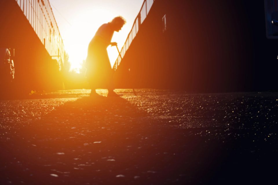 Altersarmut vermeiden: Darauf kommt es an: Senior/in im Sonnenlicht