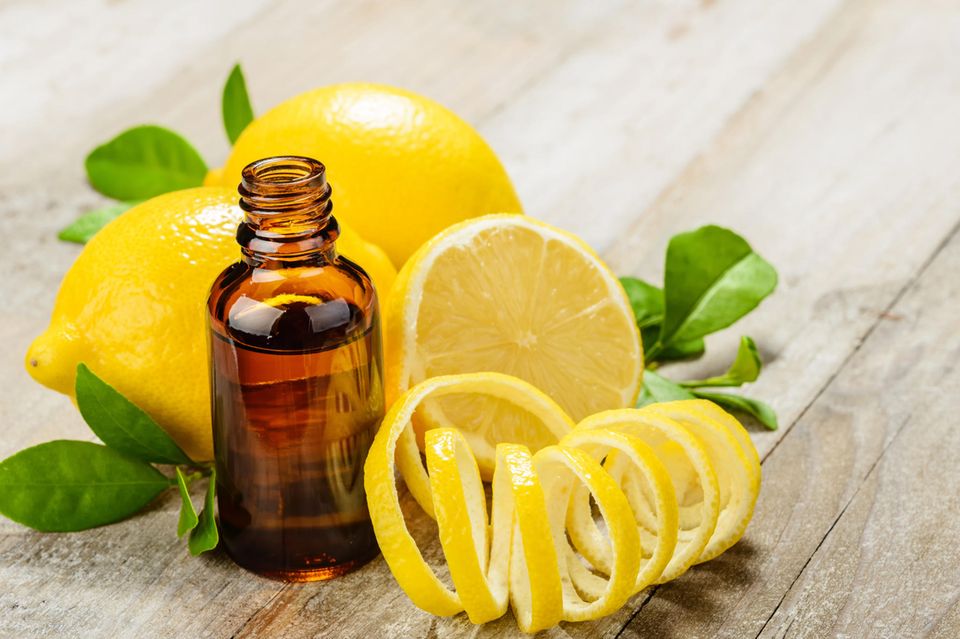 Zitronenöl: Zitronenschale neben Ölflasche