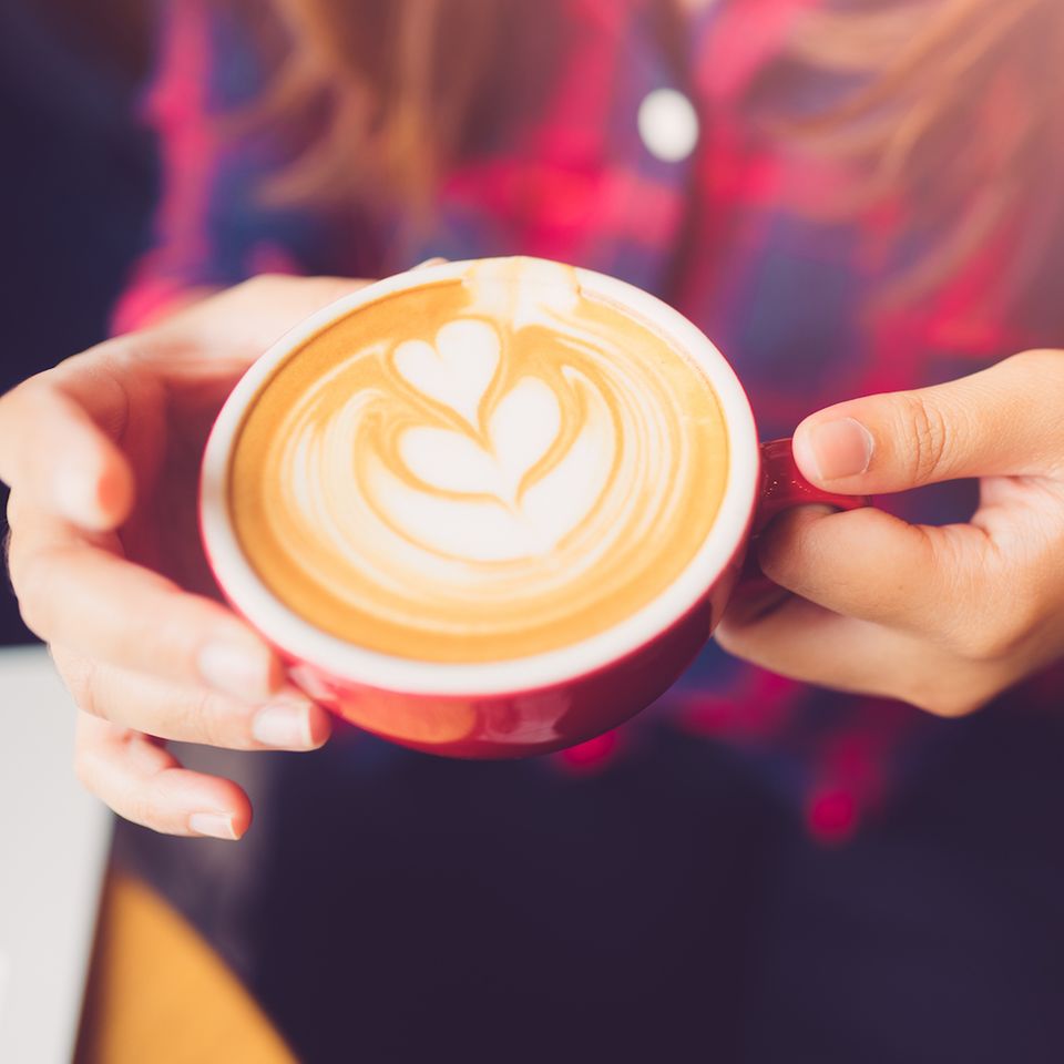 Latte-Faktor: Frau mit Kaffeetasse in der Hand
