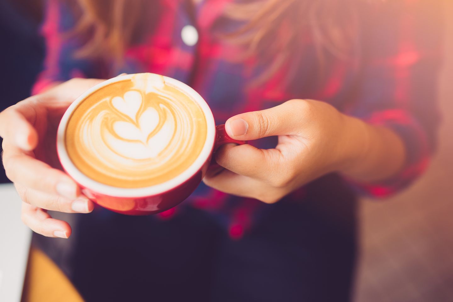Latte-Faktor: Frau mit Kaffeetasse in der Hand