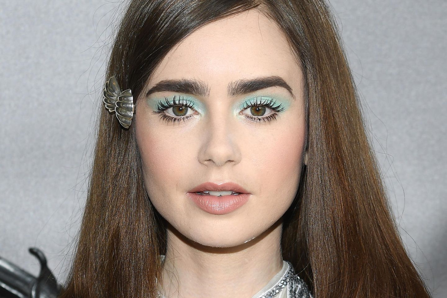 Blauer Lidschatten: Lily Collins bei der Miu Miu 2019 Cruise Show mit pastellblauem Lidschatten