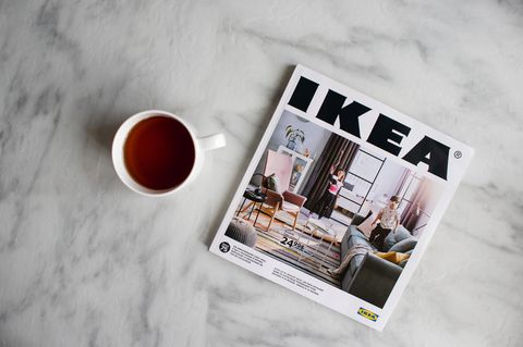 Ikea-Rürckruf: Ikea-Katalog mit Teebecher