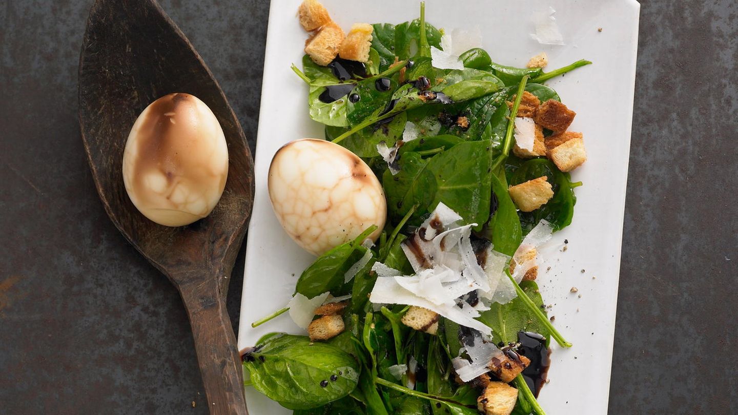 Marmorierte Eier mit Spinatsalat und Croutons | BRIGITTE.de