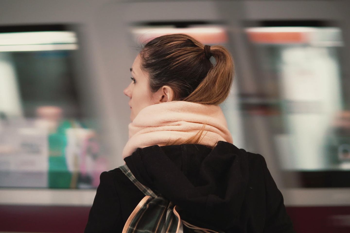 Ambivalenzkonflikt: Ambivalente Gefühle aushalten: Frau steht am Bahnsteig