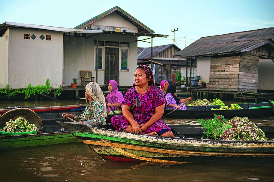 Reisetipps Borneo: Wie aus einer anderen Zeit: Händlerinnen auf dem schwimmenden Markt