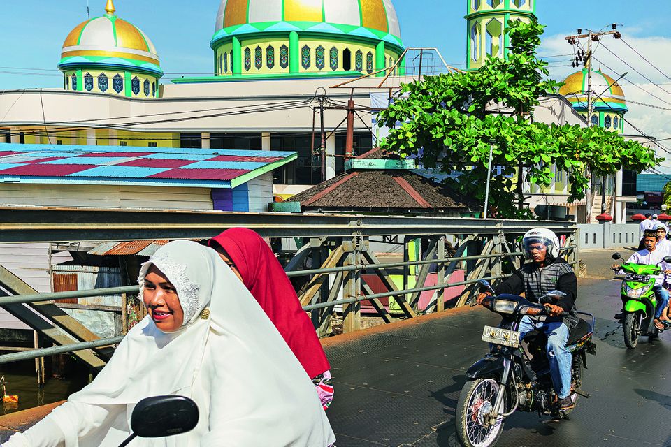 Reisetipps Borneo: Wie aus einer anderen Zeit: Menschen auf Mopeds