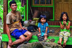 Reisetipps Borneo: Wie aus einer anderen Zeit Reisetipps Borneo: Wie aus einer anderen Zeit: Mann und zwei kleine Kinder sitzen auf Veranda