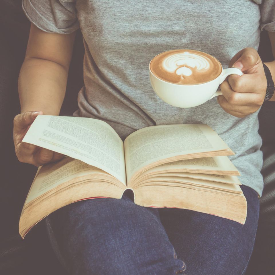 Buchempfehlungen der Blogger: Frau mit Kaffee und Buch