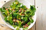 Feldsalat mit Petersilienwurzeln und Speck