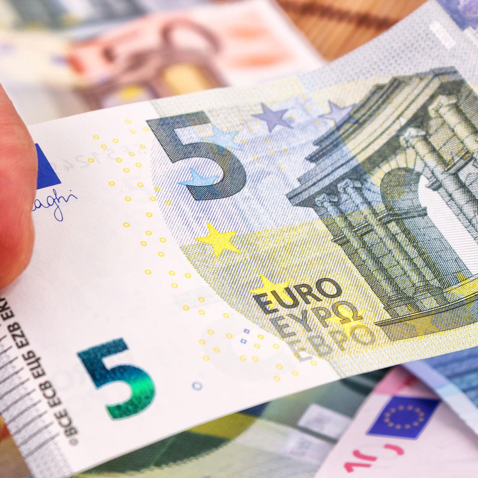 500 Euro Scheine Stapel / Pile Of 500 Euro Bills Stock ...