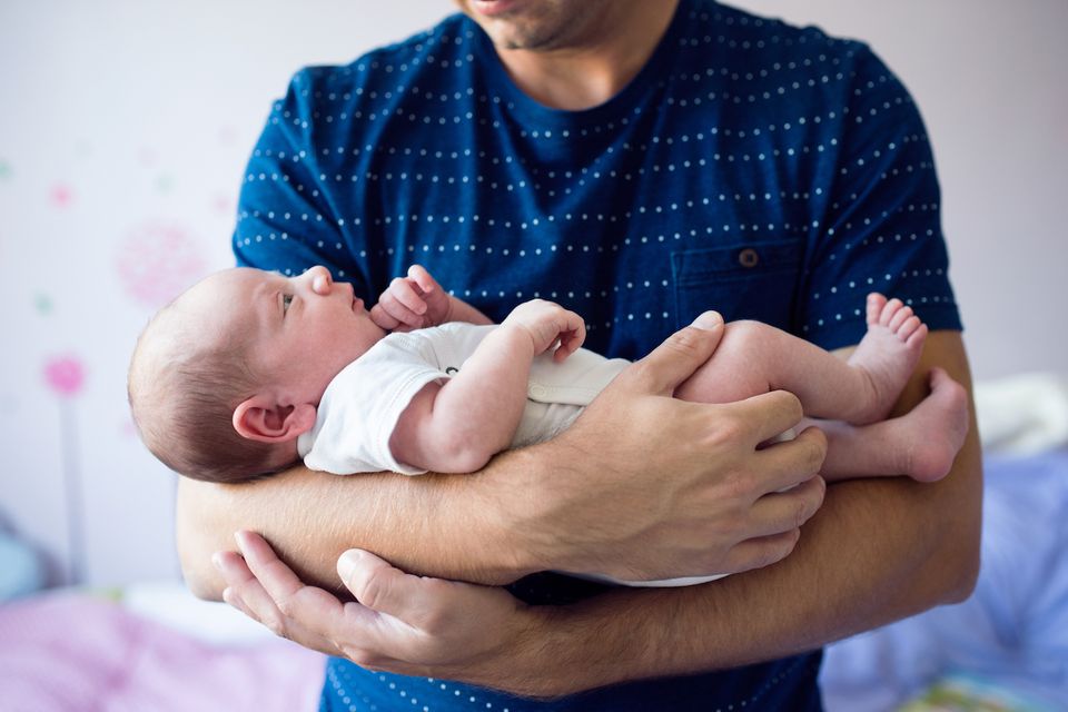 Elternzeit für Väter: Mann hält Baby