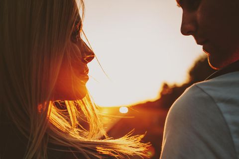 Verliebt in einen vergebenen Mann: Warum immer ich?: Paar im Sonnenuntergang