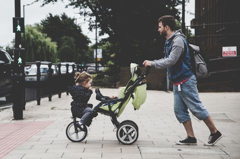 Neue Väter-Generation: Vater schiebt Kinderwagen