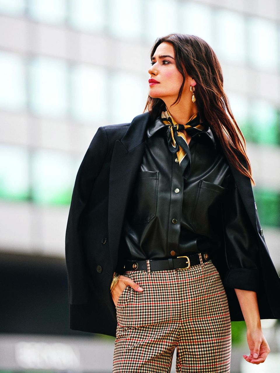 Modetrend Bourgeoisie: Alles andere als spießig! Schwarze Kunstleder-Bluse zu Karohose