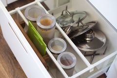 Küche organisieren Küche organisieren: Schublade mit Töpfen, Gläsern und Brettern mit Trennwänden