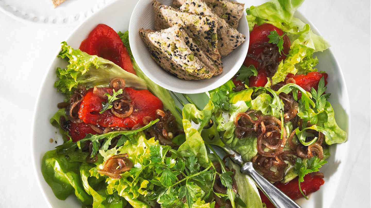 Grüner Salat mit Paprika und Knäckebrot | BRIGITTE.de