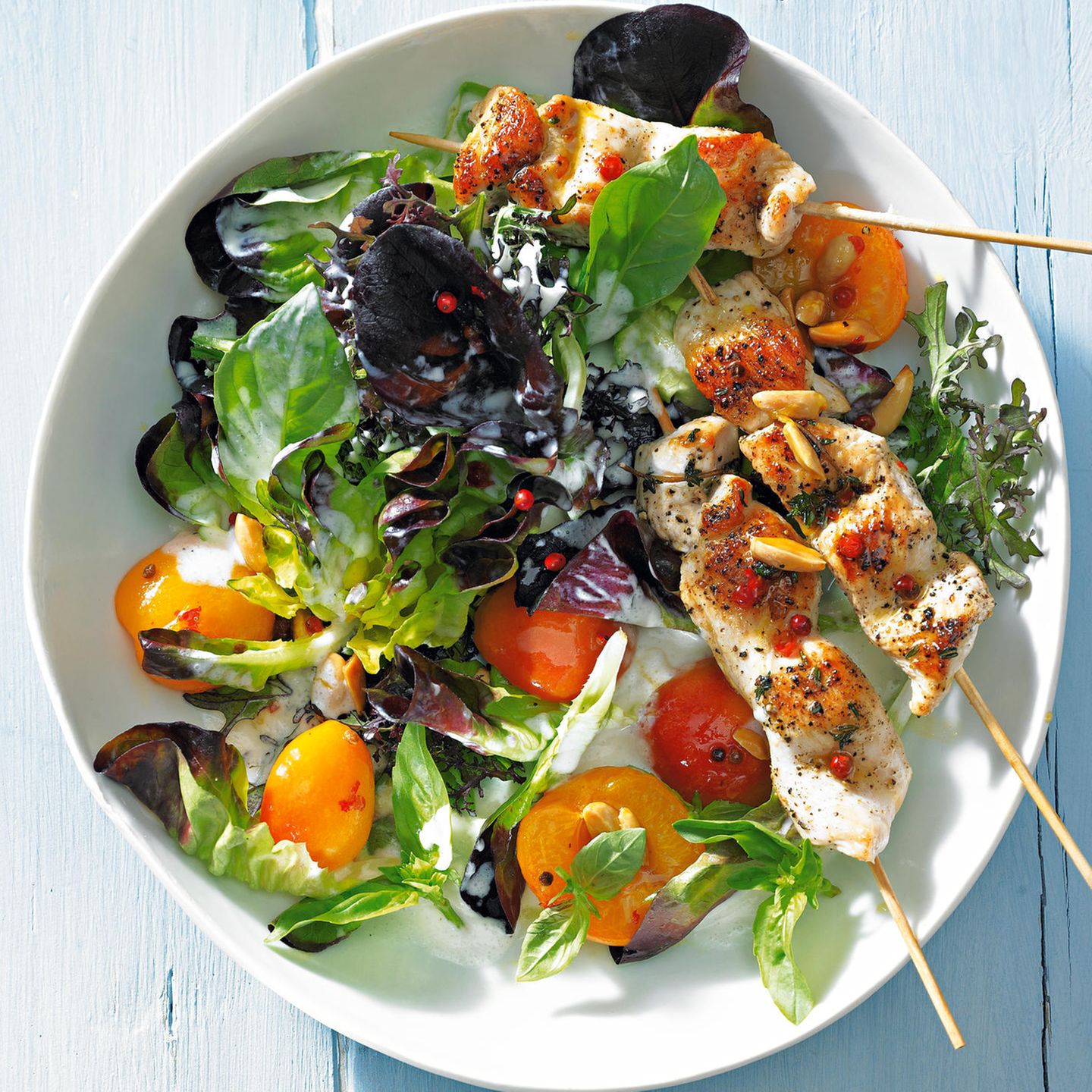 Green salad with apricots and turkey skewers