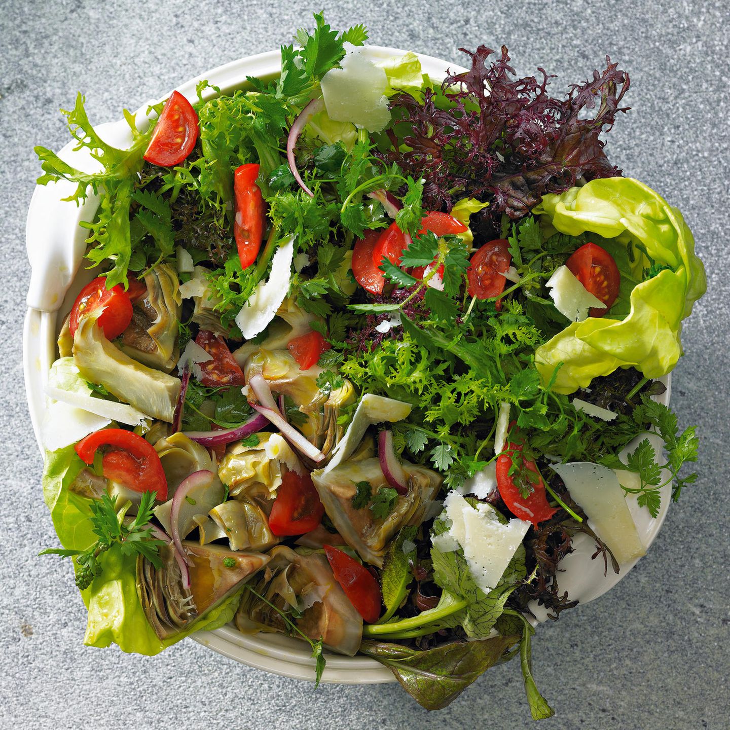 Blattsalat mit Kräutern und Artischocken