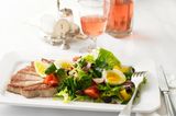 Salade niçoise mit Tunfisch-Steaks