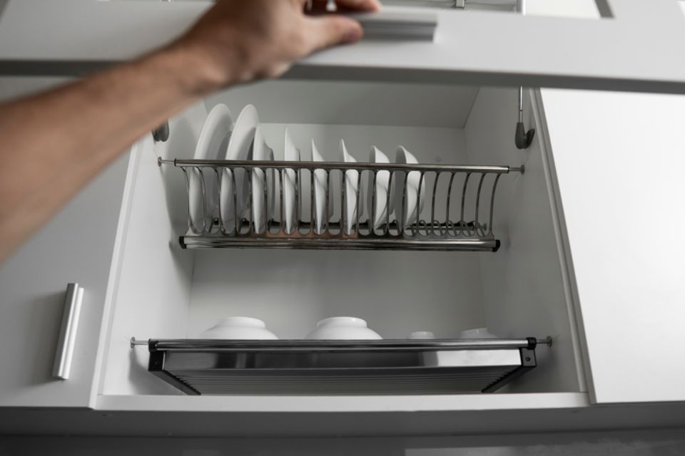 Küche organisieren: Schrank mit eingebautem Halter für Teller