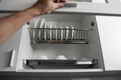 Küche organisieren Küche organisieren: Schrank mit eingebautem Halter für Teller