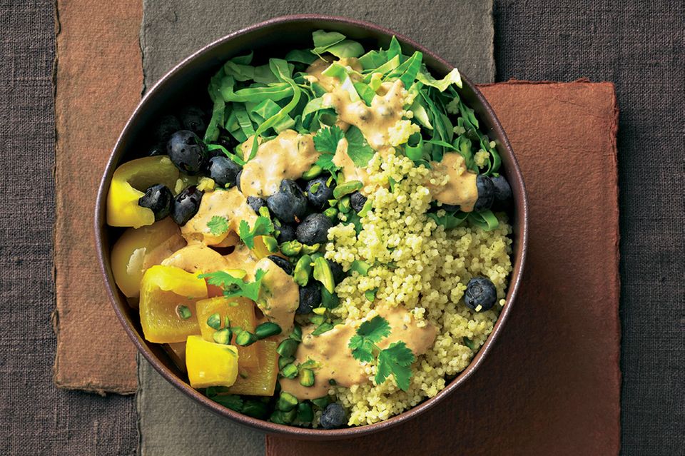 Spitzkohl-Hirse-Bowl mit Blue-Cheese-Joghurt Spitzkohl-Hirse-Bowl mit Blue-Cheese-Joghurt