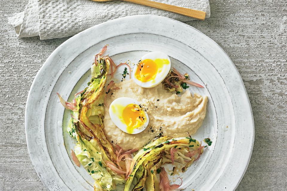 Spitzkohl mit Bohnen-Püree und Ei Spitzkohl mit Bohnen-Püree und Ei