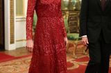Beim Empfang anlässlich des 'UK Africa Investment Summit' im Buckingham Palast zeigt Kate mal wieder, dass sie eine echte Glamour-Queen ist. Das rote Midikleid der Marke 'Needle & Thread' ist über und über mit Perlen bestickt und passt einfach perfekt zum Anlass. 
