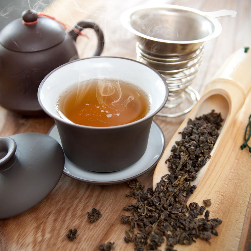 Oolong Tee: Tee in Tasse neben Kanne