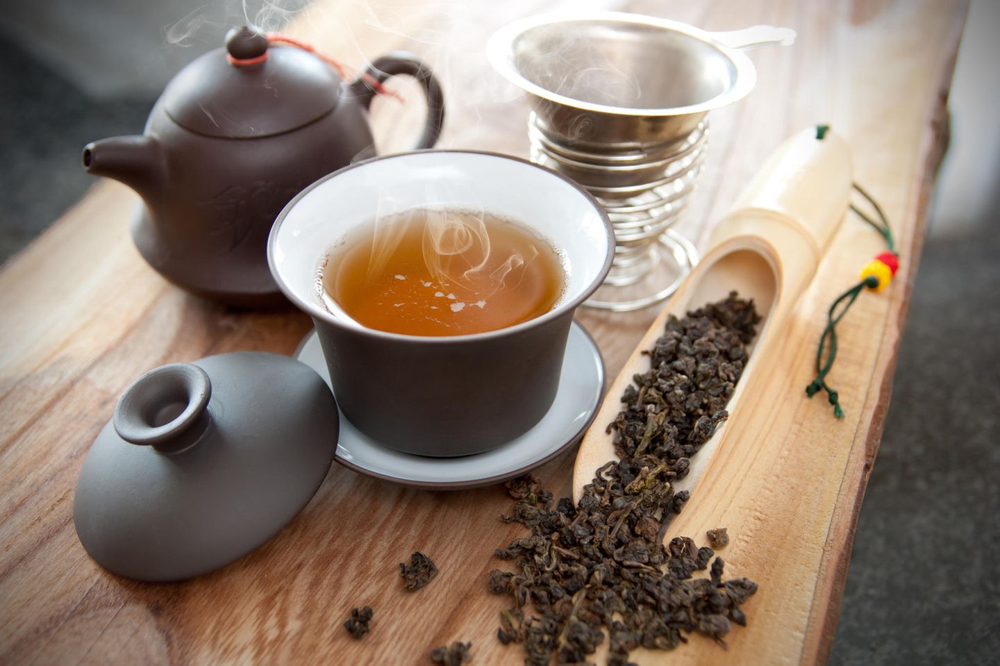 Oolong Tee: Tee in Tasse neben Kanne