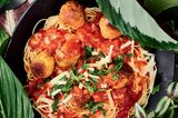 Soja-Hackbällchen auf Spaghetti Pomodoro