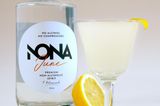 Einst von der britischen Royal Navy getrunken, heben auch wir unsere Gläser auf diese alkoholfreie Variante des Bar-Klassikers:  6cl Nona June  2cl Lime Cordial  Beide Zutaten in ein Glas geben, mixen, Eiswürfel dazugeben und gekonnt mit Zitrone garnieren. 