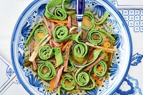 Flädle-Suppe mit Tafelspitz, Fleischbrühe und deftigem Gemüse