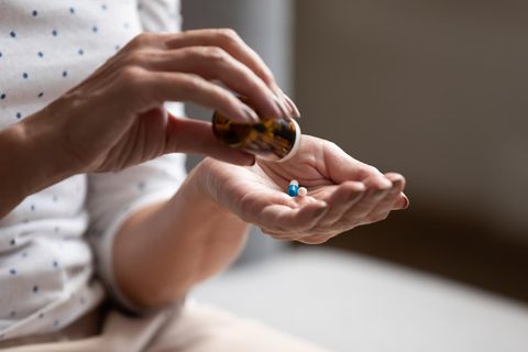 Opium gegen Schmerzen? Wir fragen den Schmerztherapeuten: Frau mit Tabletten